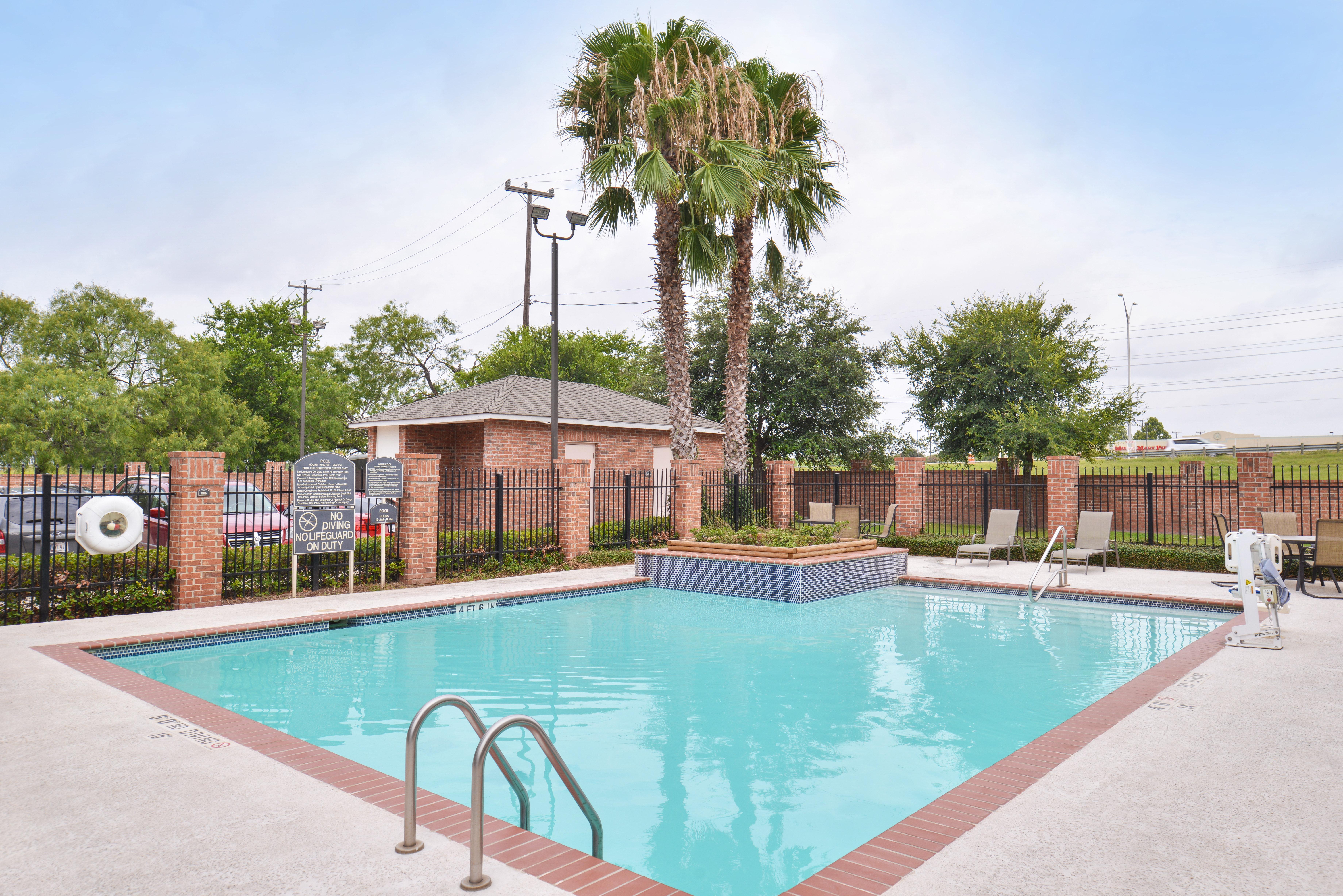 Holiday Inn Express & Suites San Antonio South Екстер'єр фото