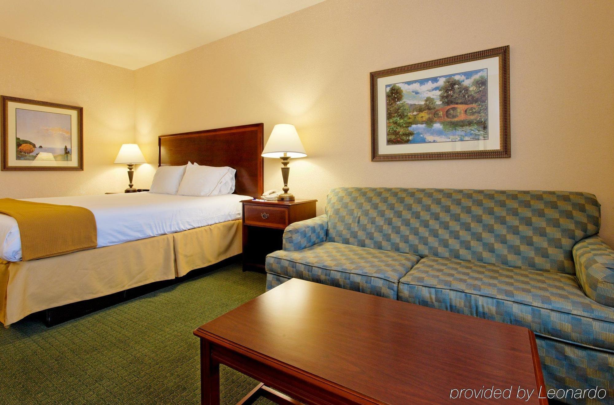 Holiday Inn Express & Suites San Antonio South Екстер'єр фото