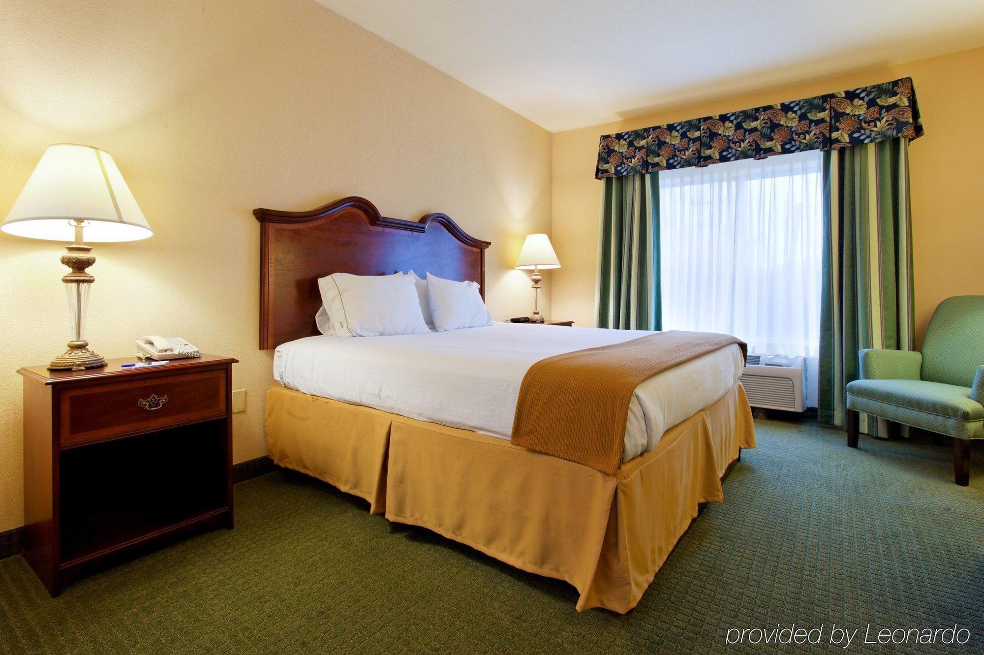 Holiday Inn Express & Suites San Antonio South Екстер'єр фото