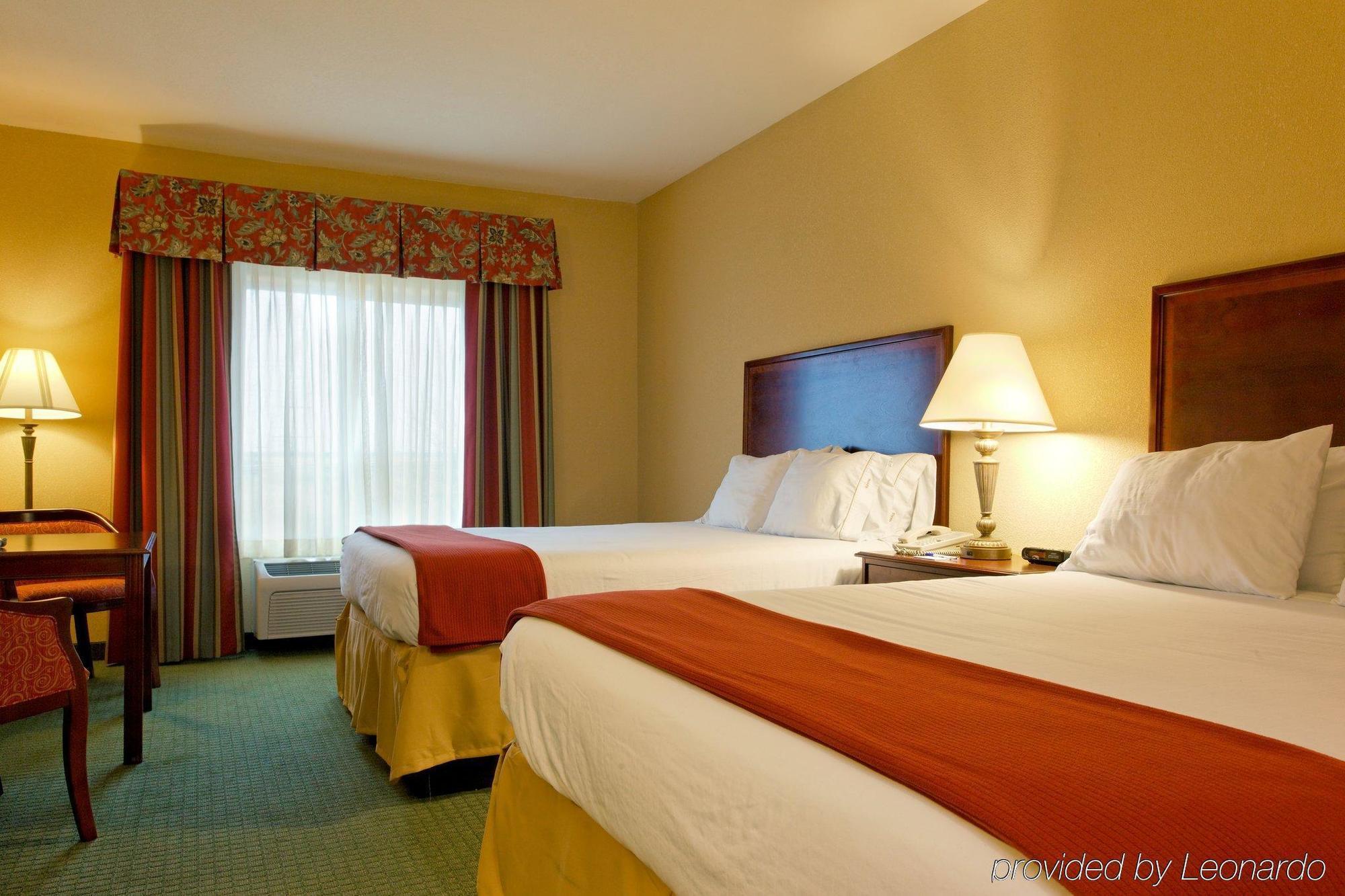 Holiday Inn Express & Suites San Antonio South Екстер'єр фото